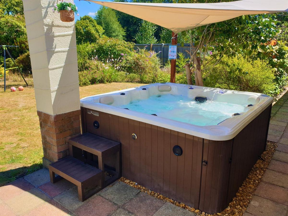 Lions Lodge: Great Location With Hot Tub Ringwood Exterior foto